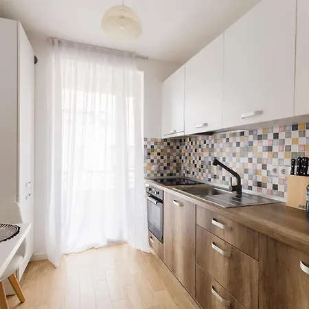 Apartment Cozy Retreat With Private Parking