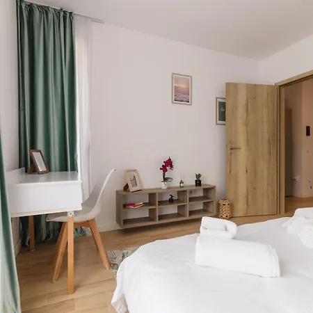 Cozy Retreat With Private Parking Apartment *